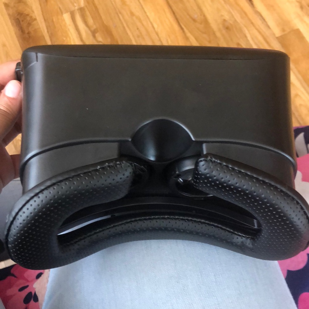 Virtual reality goggles